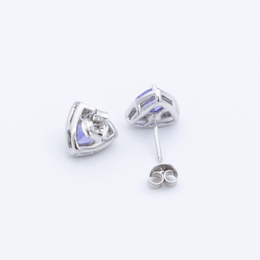 Boucles d’oreilles entourage en or gris tanzanites et diamants