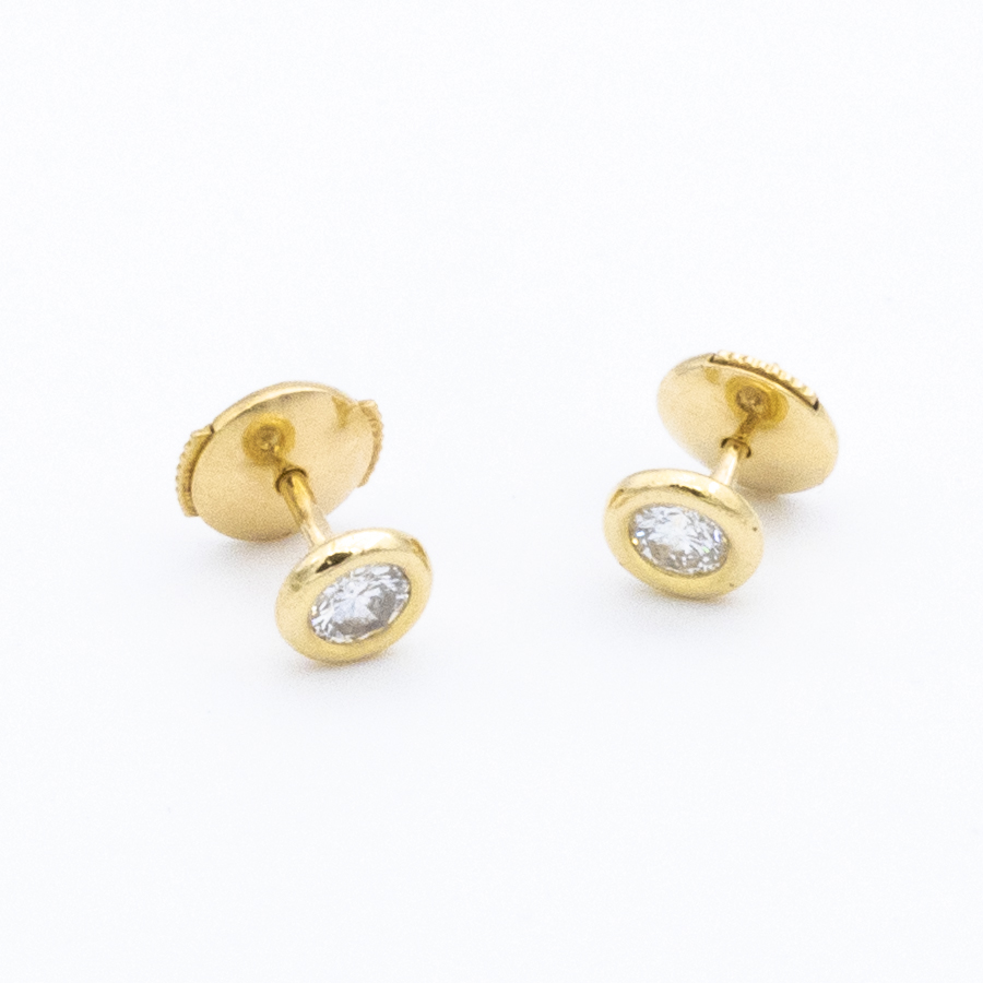 Boucles d’oreilles puces serti clos en or jaune et diamants