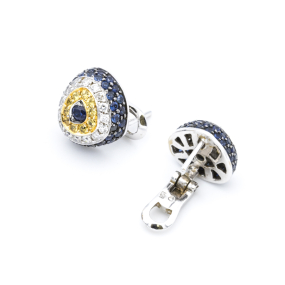 Boucles d’oreilles clip en or gris, saphirs bleus et jaunes et 28 diamants