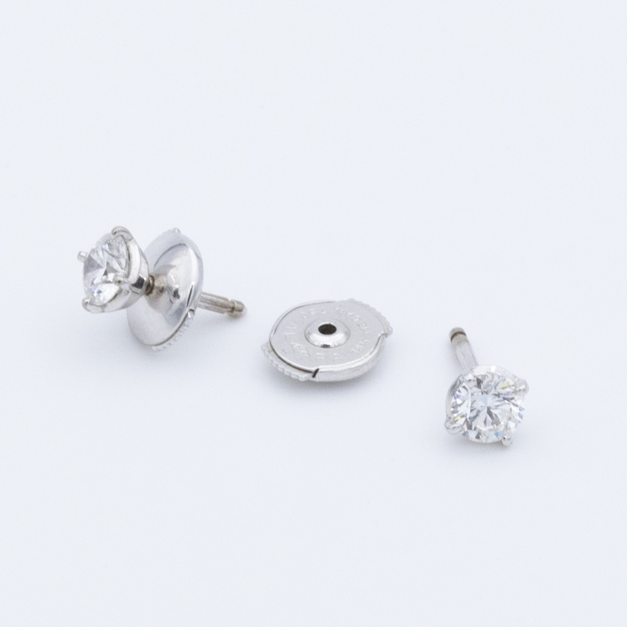 Boucles d’oreilles puces 4 griffes en or gris et diamants